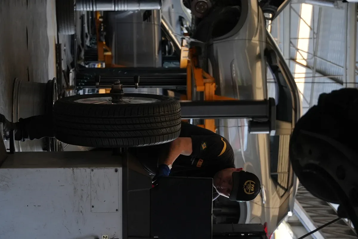 Mecânico realizando balanceamento de pneu na Carplus - Borracharia Portão