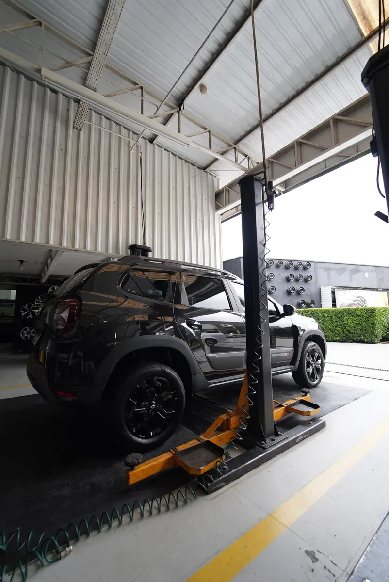 SUVs e Utilitários Renault Duster no elevador - Oficina Mecânica Portão