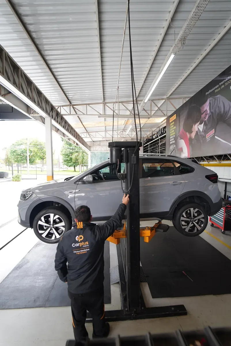 Centro Automotivo Carplus no bairro Portão em Curitiba - Vista interna da oficina mecânica