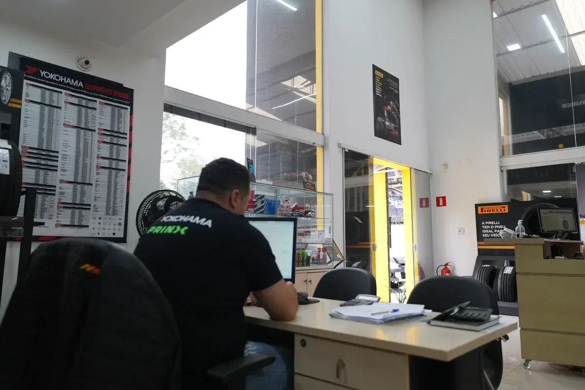 Escritorio Carplus Pneus