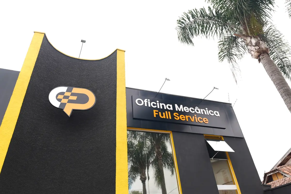 Fachada com logo Carplus Pneus