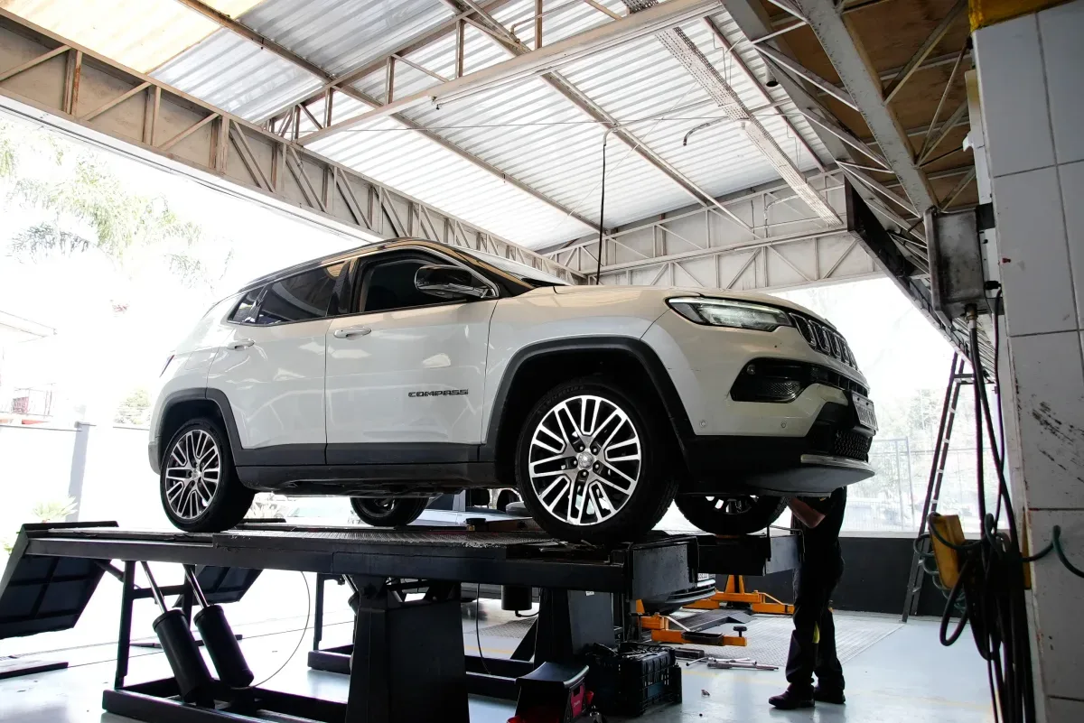 Jeep Compass no elevador