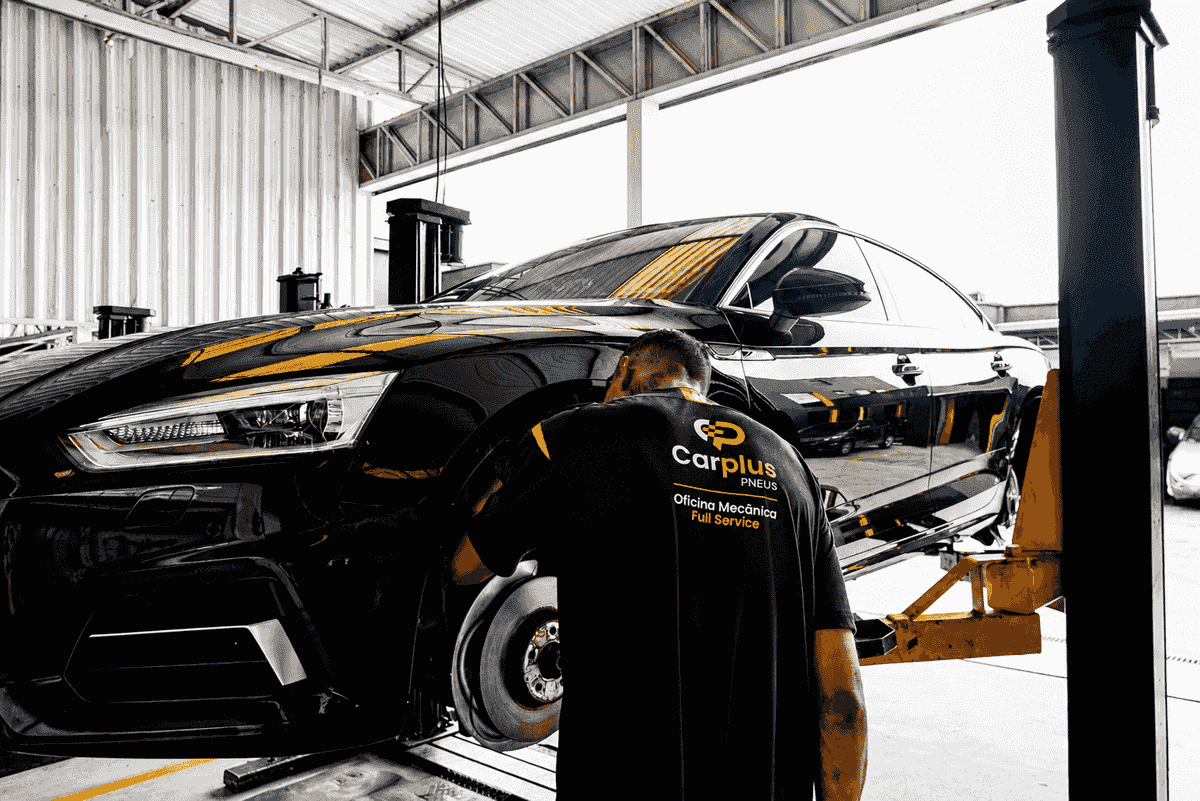 Loja de pneus Carplus no Portão em Curitiba - mecânico em atendimento