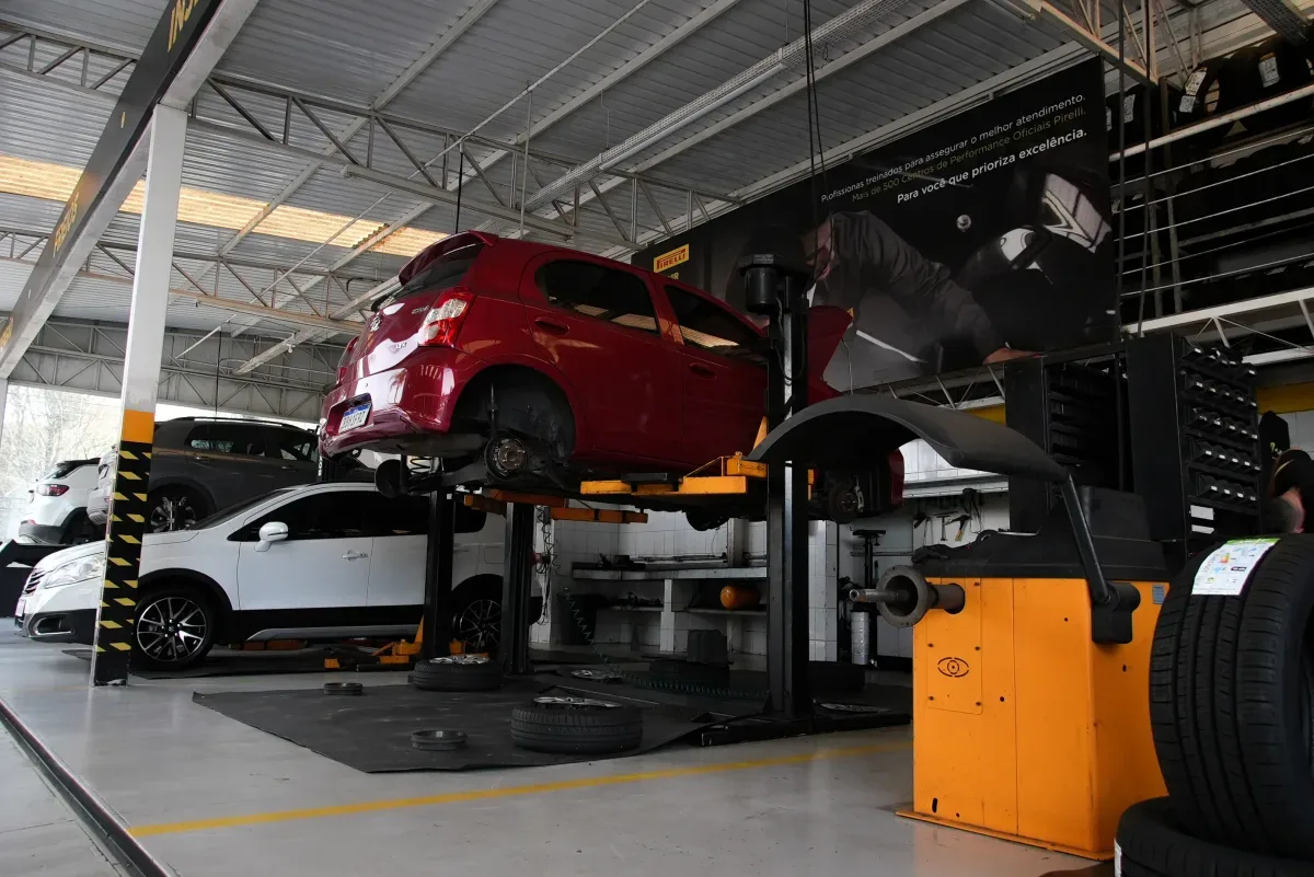 Oficina com carros nos elevadores
