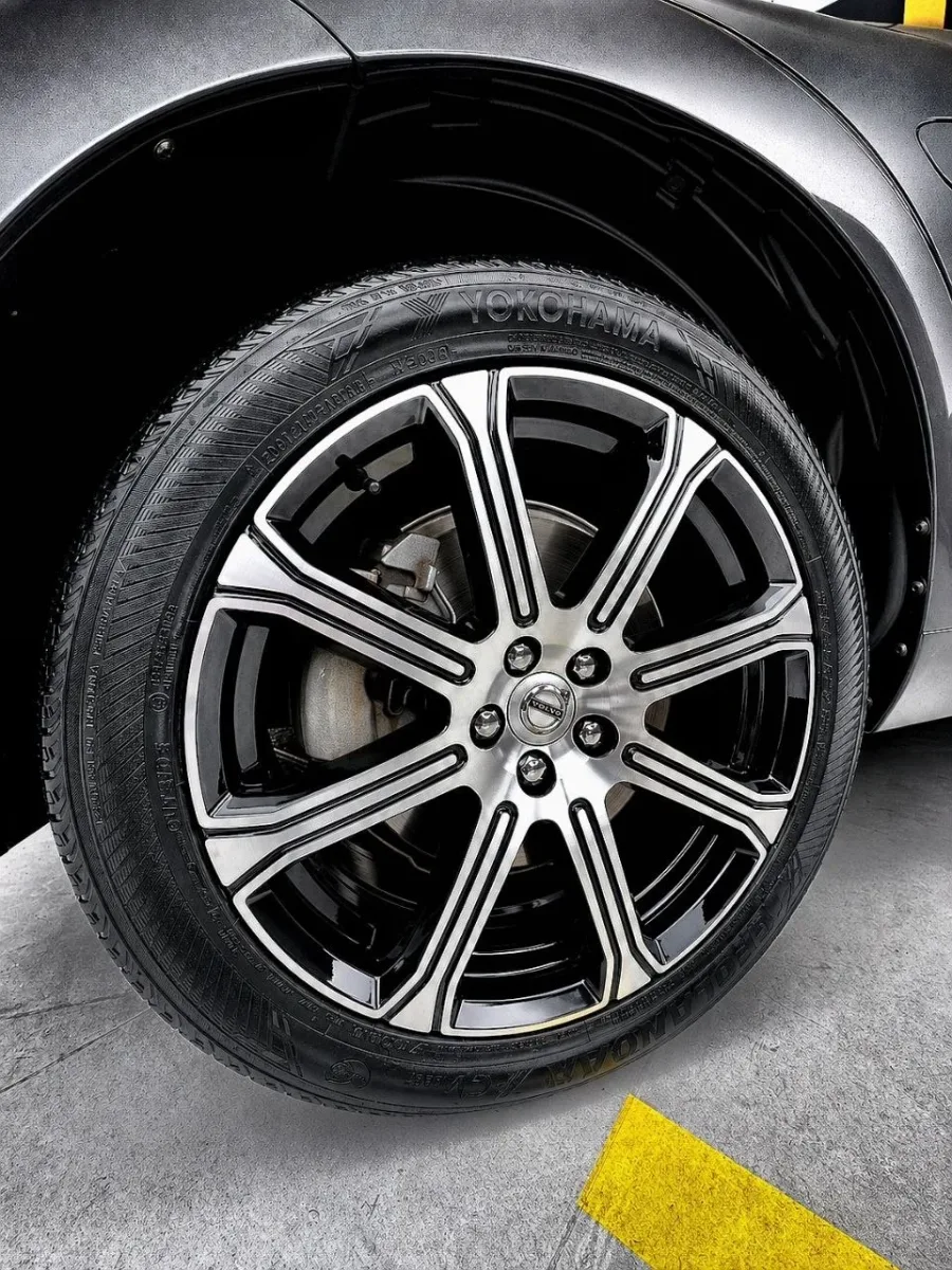 Detalhe de roda Volvo recuperada com pneu Yokohama na Carplus - Restauracao de acabamento original