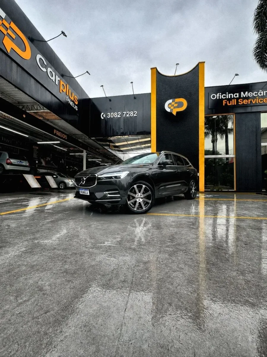 Veiculo com rodas consertadas estacionado na Carplus Pneus Curitiba - Servico de qualidade
