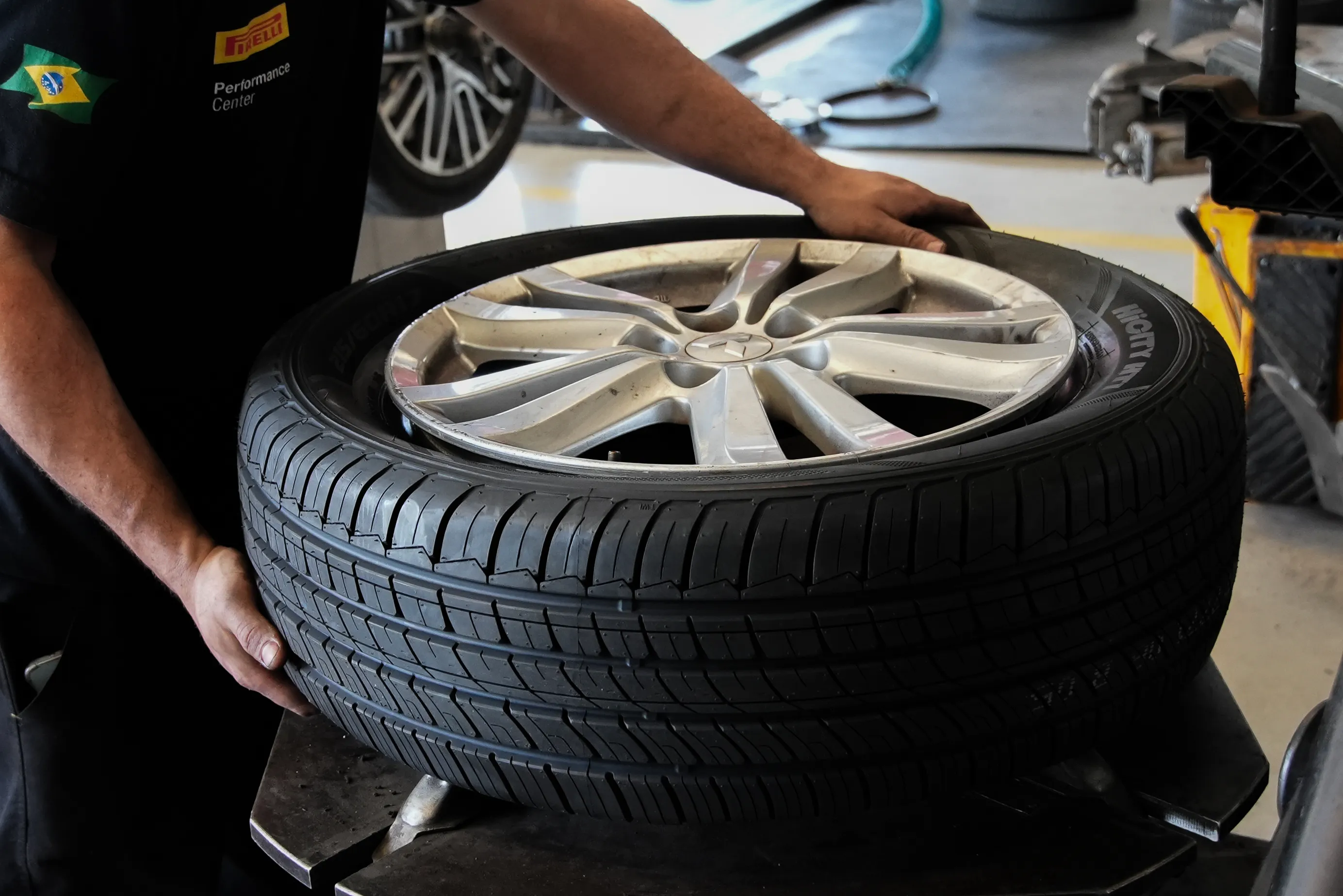 Montagem de pneus para clientes de Curitiba - Carplus Pirelli Performance Center