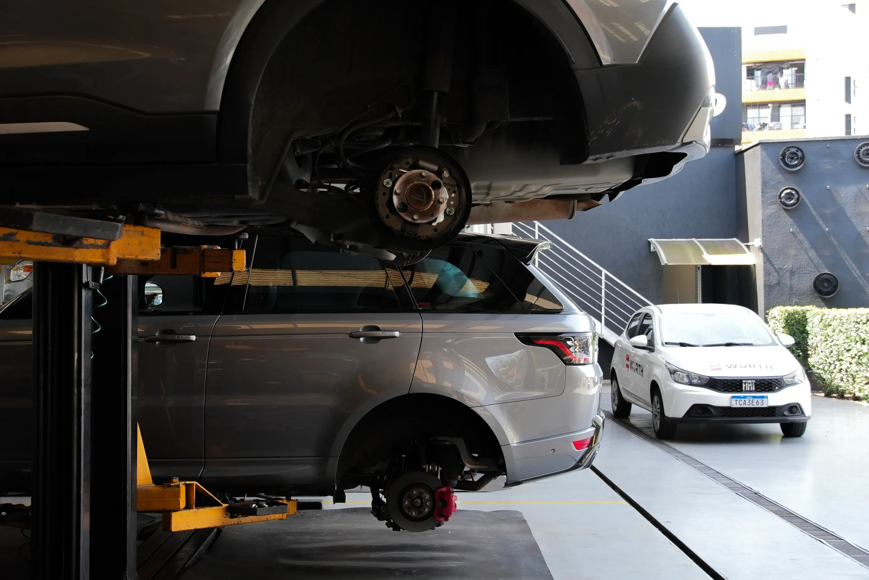 Centro automotivo Carplus com elevadores atendendo Curitiba - Curitiba